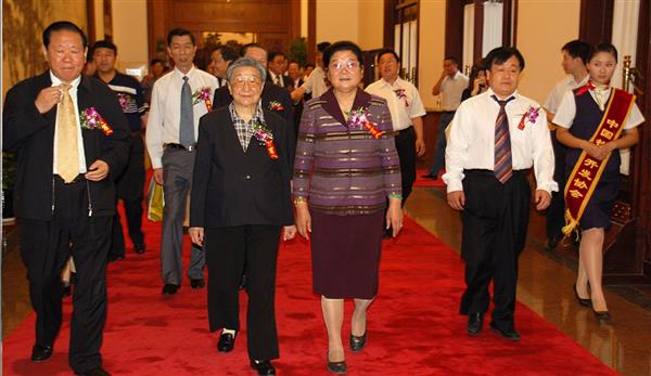 全國政協副主席錢正英（左一）、十五屆中央委員顧秀蓮（左三）、國務院扶貧主任，政協常委胡富國（左一）、北方汽車專修學校曹振峰董事長（右一）在人民大會堂共同出席北方學校七千萬扶貧工程