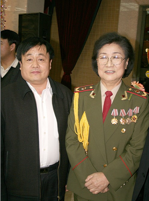 全國一級演員，政協委員馬玉濤（右一）與曹振峰同志合影